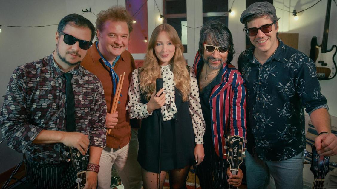 Malu Rodrigues e Banda do Tremendão tocam Erasmo Carlos